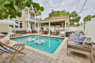 Image de Large home with heated pool, hot tub, outdoor games