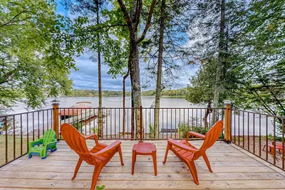 Image de Dog-friendly lakefront home with a private beach, dock, firepit, & kayaks