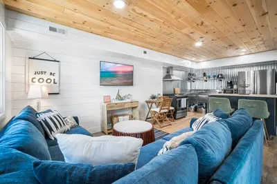 Image de Renovated Beach Cottage + Offstreet Parking + 1 Block to Beach!