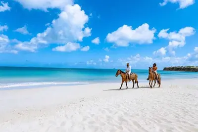 Image de 4 Min Walk to Beach: Coastal 2br - Relax in Our Blissful Retreat Near the Shore!