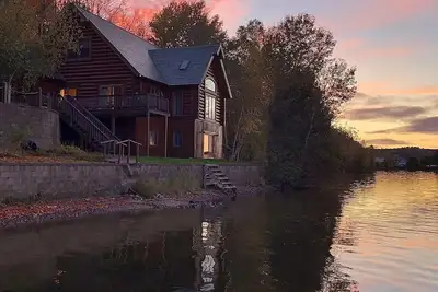 Image de Keweenaw's Houghton Haven waterfront home. Secluded & private, yet close to town