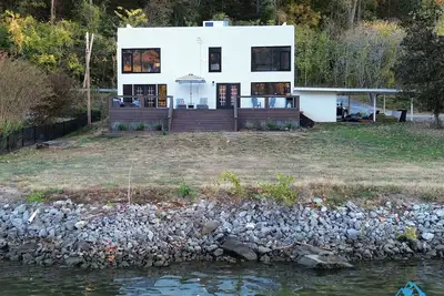 Image de Located directly on the Tennessee River and minutes from downtown Chattanooga!