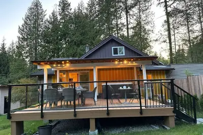 Image de Fun cottage with hot tub, pool table, game room, and a huge deck.