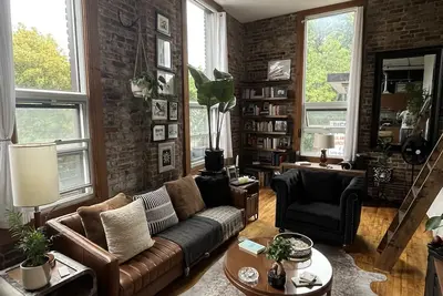 Image de Loft industriel totalement équipé situé à une minute de marche de tout!