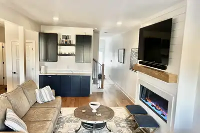 Image de New Townhome - Less than 5 min. walk to Notre Dame!