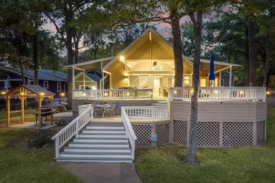 Image de Beautiful lakefront views, boat slip, fire pit, grill gazebo, huge family deck