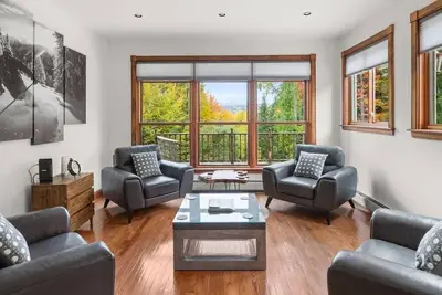 Image de New! Expansive Luxury Home in the Heart of Stowe