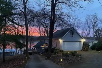 Image de Hartwell Chalet on Lake Hartwell with hot tub, dock and kayak!