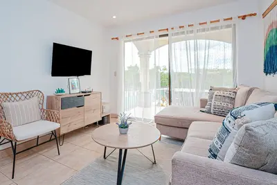 Image de Modern condo near beaches with mountain views, outdoor pool, balcony, W\/D, Ac