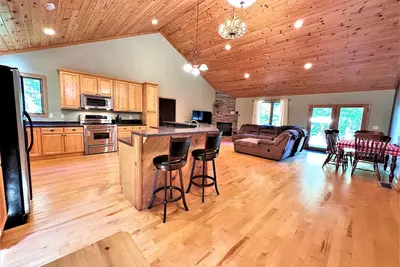 Image de Elk Lodge on Fir, beautiful home with lake access