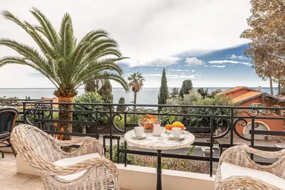 Image de Élégant appartement avec vue sur mer