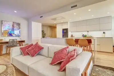 Your comfortable home away from home w/ parking. 5 min walking from beach & town