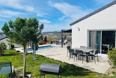 Image de villa récente climatisée avec piscine 10 min de Perigueux