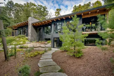 Image de Cottage in elegance at this luxury lakeside escape.