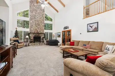 Image de This house is a 4 bedroom(s), 2. 5 bathrooms, located in Shaver Lake, Ca.