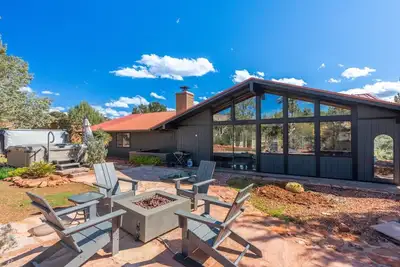 Image de West Sedona Mid-Century | Hot Tub, Trails, Firepit