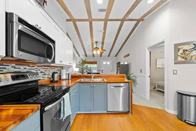 Image de Updated home with heated pool close to many beaches!