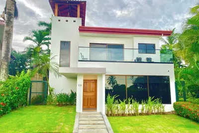 Image de Renovated Large Oceanfront house, 5 bedrooms 4bath w/pool and tropical gardens