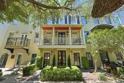 Image de Renovated Designer Townhome in Seaside, Fl on Ruskin Park + 2 Adult Bikes!