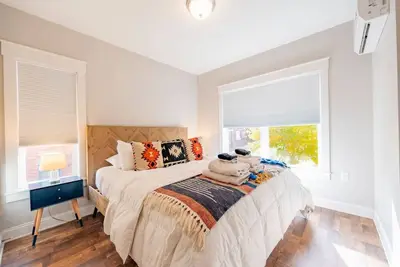 Image de *Stylish 1br Getaway w/ King Bed + Patio + Wi-Fi
