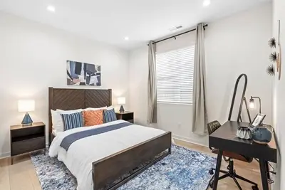 Image de Spacious Modern 3br/3. 5bh Charlotte Townhouse