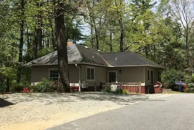 Image de The Honeysuckle Cottage 2 bedroom 2 bath sleeps 5- Located in Flat Rock, Nc
