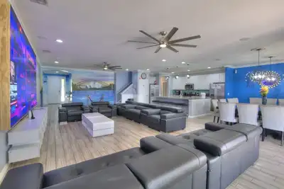 Image de Palatial Fourteen-Bedroom in Solterra, 15 min to Disney!