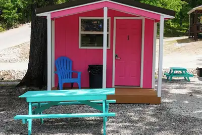 Image de Franky and Louies Pink Cabin 1