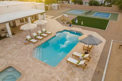 Image de The 1986 Scottsdale Pickleball and Pool Oasis