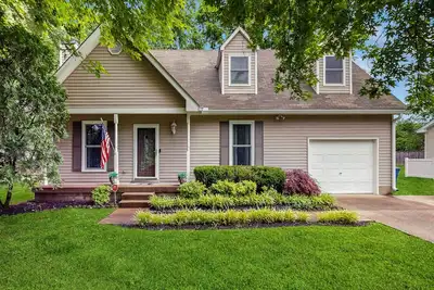 Image de Cozy custom-furnished home with yard, firepit, children's items, Ac, & office