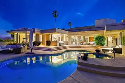 Image de Luxurious and spacious Golf Course front property 15 min away from Coachella.