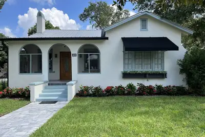 Image de Charming 1920s Bungalow- stay where Hgtv's Hometown Takeover stayed!
