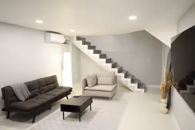 Image de Modern Studio Duplex -15 min to Beach