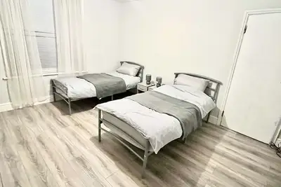 Image de Cosy apartment near town centre and close to train station with parking!