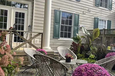 Image de Luxury Townhouse on the Main Strip of Downtown Niagara-on-the-Lake