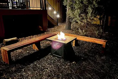 Image de Cabin in pines! HotTub, King Beds, Fire Pit, Grill, pool table, Game Rm!