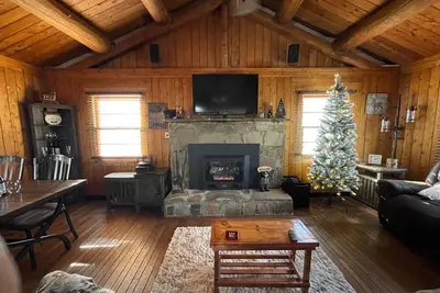 Image de Cozy Creekside Log Cabin, Perfect for a Couples Retreat or Small Group!
