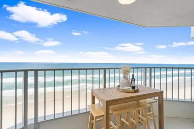 Image de Beachfront Renovated 180° view 3br *Parking/Pool*