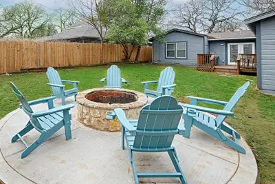 Image de Daydreams on Elm - Walk to At&T, Free Parking, Globe Life, Fire pit