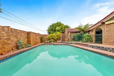 Image de Modern Comfort Retreat: 4-Bed Cozy Haven w/ Pool