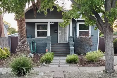 Image de Centrally-located modern Sacramento bungalow