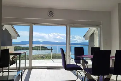 Image de Appartement de deux chambres avec la terrasse et la vue sur le mer Njivice, Krk (A-21695-a)