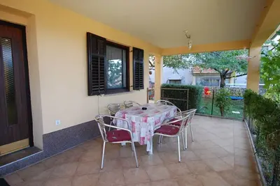 Image de Appartement de deux chambres avec la terrasse et la vue sur le mer Njivice, Krk (A-21728-c)