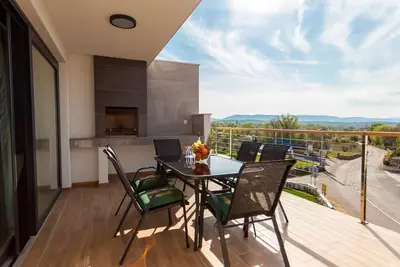 Image de Appartement de trois chambres avec la terrasse Malinska, Krk (A-21768-d)