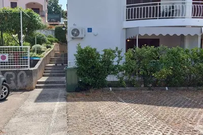 Image de Appartement de deux chambres avec la terrasse Njivice, Krk (A-21772-a)