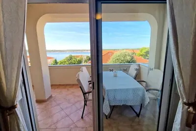 Image de Appartement de deux chambres avec la terrasse et la vue sur le mer Barbat, Rab (A-21809-b)