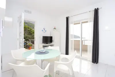 Image de Appartement d'une chambre avec la terrasse et la vue sur le mer Podgora, Makarska (A-21817-a)