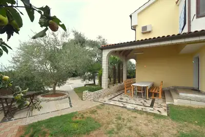Image de Appartement de quatre chambres avec la terrasse Njivice, Krk (A-21846-a)
