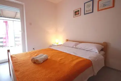 Image de Appartement de deux chambres avec la terrasse Njivice, Krk (A-21853-a)