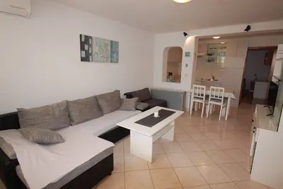 Image de Appartement de deux chambres avec la terrasse Njivice, Krk (A-21856-a)